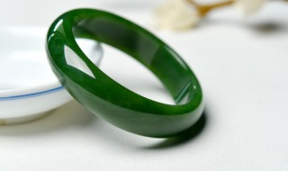 翡翠跟和田玉区别（翡翠跟和田玉有啥区别）