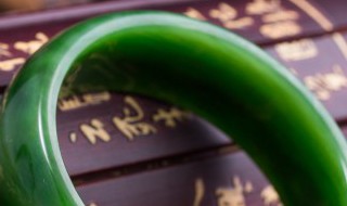 翡翠手镯怎样挑选（怎么挑选翡翠镯子）