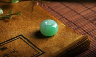 戴翡翠戒指养人吗（戴翡翠手镯养人吗）