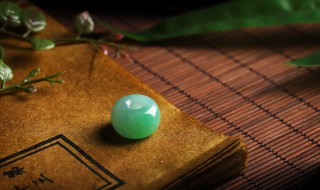 绿宝石和翡翠的区别（绿宝石和翡翠有什么区别）