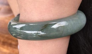 翡翠手镯泡水多久最好(翡翠手镯要泡水多久)