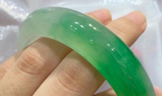 翡翠手镯白色好还是绿色好 翡翠玉镯白色好还是绿色好