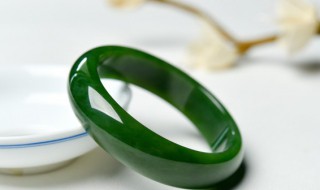 冬天戴翡翠手镯好吗 冬天适合佩戴翡翠手镯