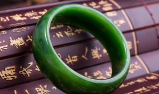 翡翠玉手镯带哪只手好（玉镯佩戴哪只手比较好）