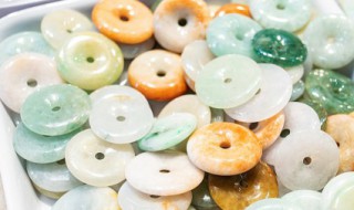 翡翠和田玉哪个养人 翡翠玉养人还是和田玉养人