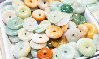 翡翠花件的各种寓意（翡翠花件吊坠的各种寓意）