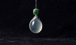 翡翠和玉髓哪个好 白玉髓和翡翠哪个好