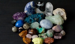 玛瑙好还是翡翠好(玛瑙和翡翠的区别哪个好)