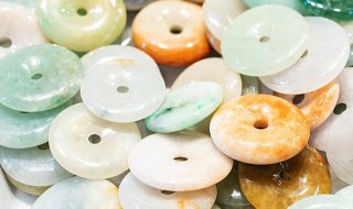 翡翠原石造假（翡翠原石造假大揭秘视频）