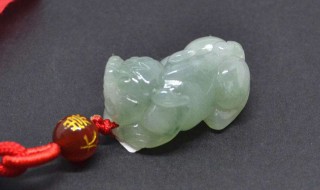 女人带翡翠好还是和田玉好(女人戴和田玉镯还是翡翠玉好)