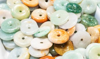 翡翠跟和田玉哪个好(翡翠跟和田玉哪个更好)