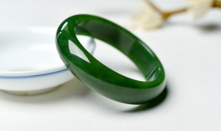 翡翠哪种绿色最好（翡翠哪种绿色最值钱）