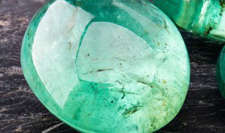 翡翠辣绿好还是阳绿好 翡翠阳绿和辣绿的区别