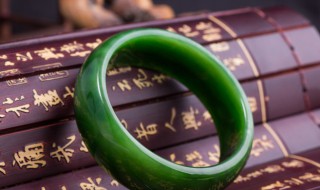 翡翠什么颜色最值钱（什么颜色的翡翠最不值钱）