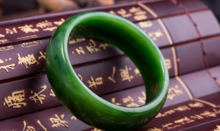 翡翠玉好还是和田玉好（翡翠好还是和田玉好呢）