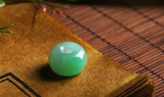 翡翠辣绿阳绿哪个好（翡翠手镯阳绿好还是辣绿好）