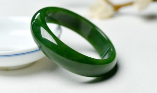 和田玉手镯和翡翠手镯哪个好 和田玉手镯与翡翠手镯哪个好