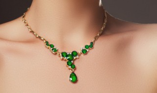 戴翡翠好还是和田玉好（女人戴翡翠好还是和田玉好）