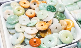 和田碧玉和翡翠哪个好（和田碧玉和翡翠哪个好看）