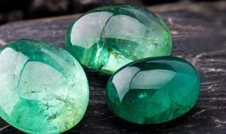 翡翠果绿色值钱吗 翡翠的果绿色属于什么绿什么价位