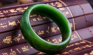 翡翠手镯和玉手镯哪个好(翡翠手镯和玉手镯哪个好看)
