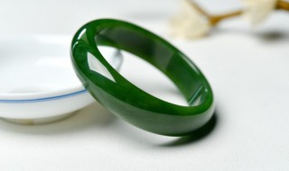 翡翠是不是越绿越好 翡翠是不是绿的好