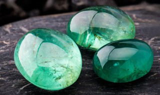 翡翠和碧玉哪个好 碧玉好看还是翡翠好看