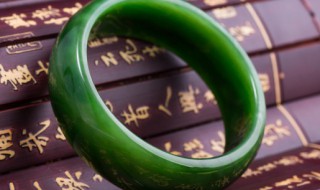 翡翠手镯上有褐色好吗 玉镯上深褐色是什么