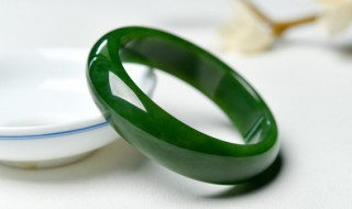 翡翠手镯好还是和田玉手镯好 翡翠玉镯好还是和田玉镯好