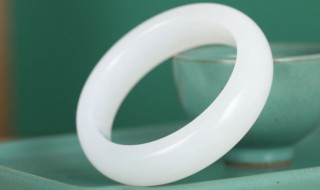 翡翠和和田玉哪个值钱（翡翠跟和田玉哪个值钱）