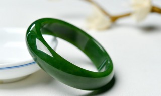 翡翠手镯是有色根好吗（翡翠手镯有色根好不好）