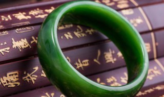 女人佩戴翡翠手镯的好处（女人戴翡翠手镯对身体有什么好处）