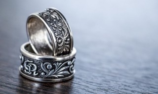 银戒指怎么辨别真假?（银戒指怎么辨别真假）