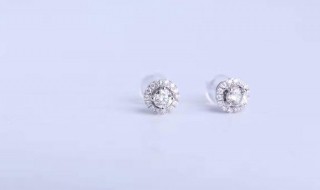钻石耳钉怎么保养?（铂金钻石耳钉怎么清洗）