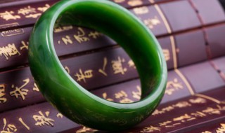 翡翠和白玉哪个好（白玉碧玉翡翠哪个好）