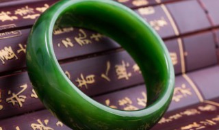 黄翡翠和绿翡翠哪个好 金牛黄翡翠和绿翡翠哪个好