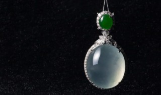女人戴翡翠吊坠的好处 女人佩戴什么翡翠吊坠好