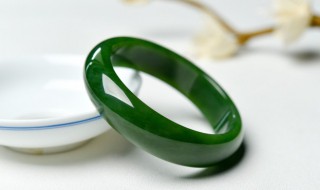 翡翠玉和和田玉哪个好 翡翠玉和和田玉哪个好百度知道