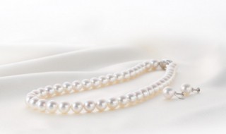 珍珠怎么鉴别真假（珍珠怎么鉴别真假视频）