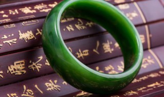 翡翠深绿好还是浅绿好（翡翠是翠绿好还是深绿好）