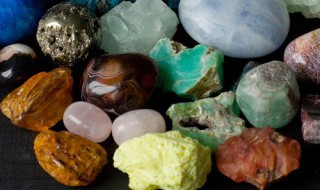 红宝石和翡翠哪个值钱（翡翠好还是红宝石好）