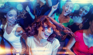 清晨时见雾青草沾雨露是什么歌 青草沾雨露的歌