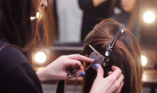 周公解梦梦到理发店是什么意思（做梦到理发店理发）