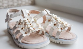 怎么清洁凉鞋（凉鞋怎么擦干净）