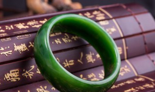 翡翠手镯带着会变色吗（翡翠镯子戴戴会变色吗）