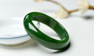 翡翠里的绿色会变吗 翡翠带着会变绿色的原因