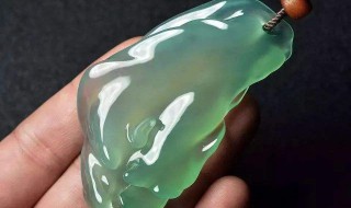 糯化翡翠做牌子值吗（糯化翡翠大牌子）