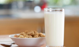 牛奶上面一层膜是什么（牛奶上面一层膜是什么可以吃吗）