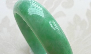 翡翠都是绿色的吗（翡翠只有绿色的吗）