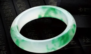 翡翠手镯有裂痕能带吗 翡翠镯子有裂痕能带吗